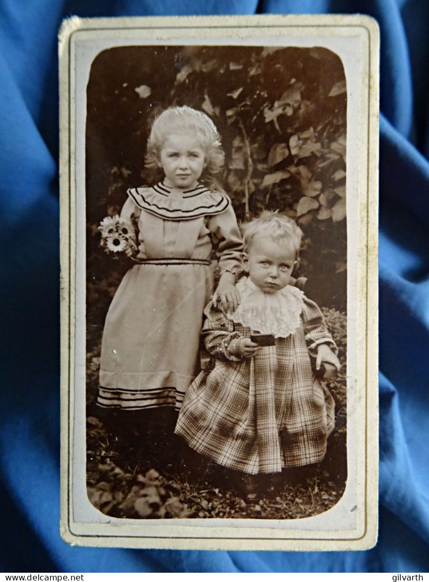 Photo CDV Anonyme  Petite Fille Blonde Et Un Bébé En Robe à Carreaux à Grand Col En Dentelle CA 1890-95 - L431 - Old (before 1900)