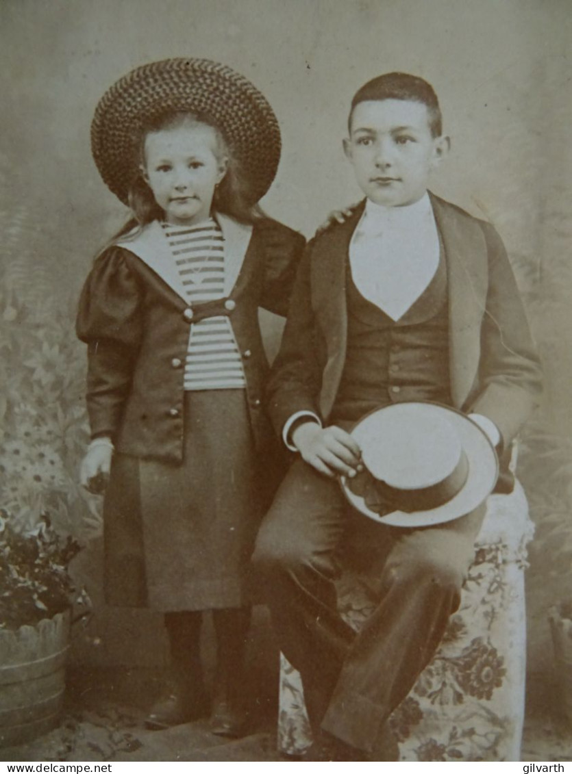 Photo CDV Anonyme  Fillette Portant Un Grand Chapeau Et Jeune Garçon Assis Tenant Un Canotier  CA 1900 - L431 - Old (before 1900)