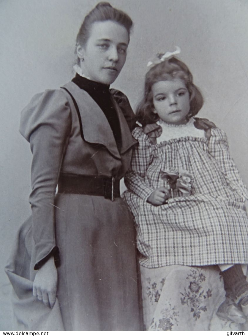 Photo CDV Van Bosch à Strasbourg  Jeune Femme Et Petite Fille Assise Sur Un Meuble  Robe à Carreaux  CA 1895-1900 - L431 - Old (before 1900)