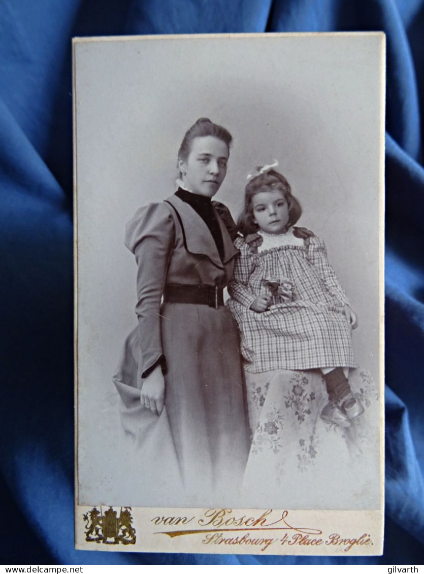 Photo CDV Van Bosch à Strasbourg  Jeune Femme Et Petite Fille Assise Sur Un Meuble  Robe à Carreaux  CA 1895-1900 - L431 - Old (before 1900)