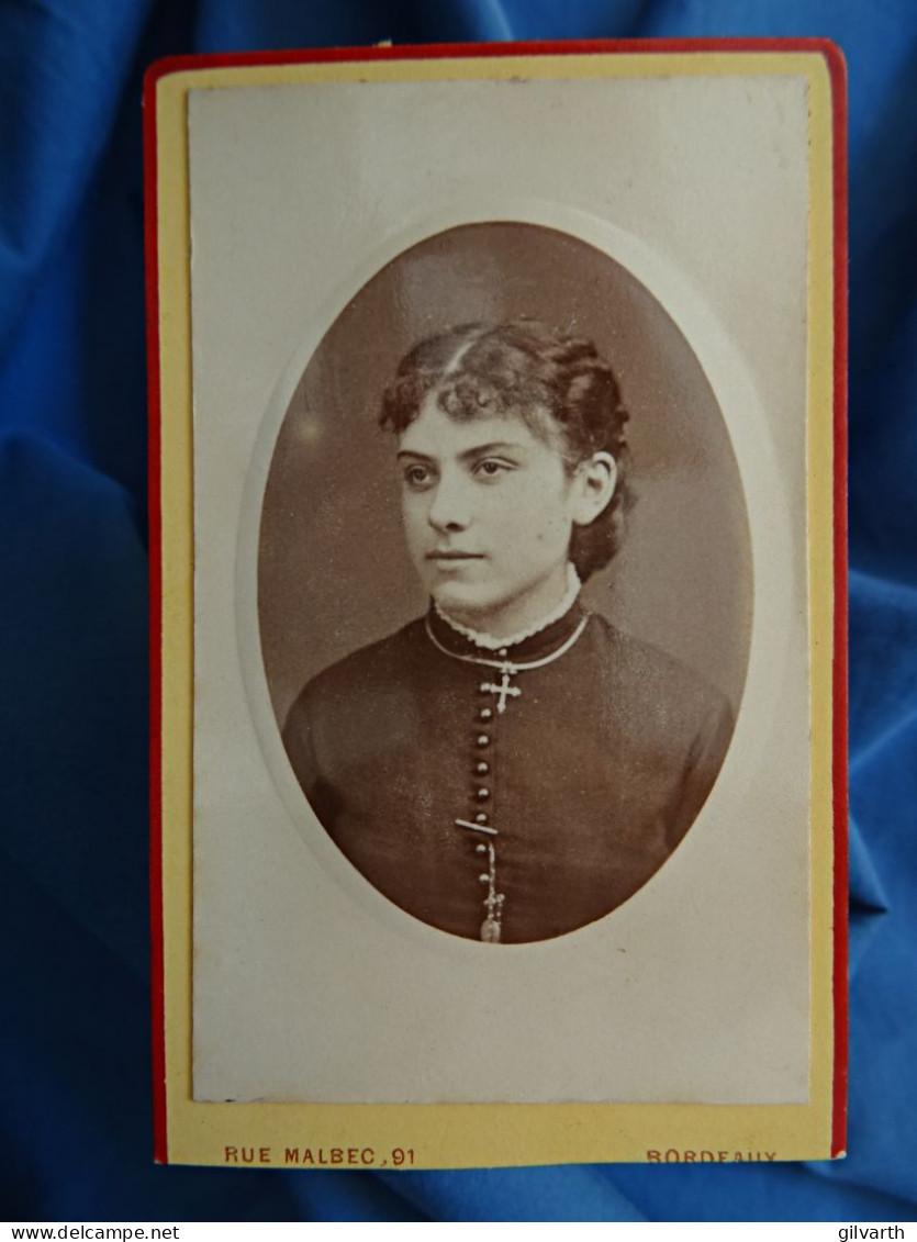 Photo Cdv à Bordeaux - Jeune Femme, Portrait En Médaillon  Ca 188 L678 - Old (before 1900)