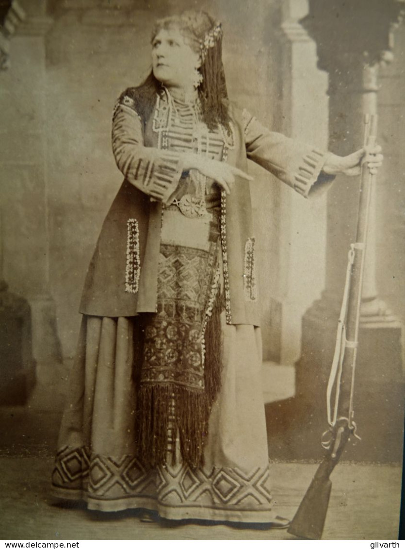 Photo Cabinet Cayol à Marseille - Femme Actrice Mantrant Un Fusil Avec Indignation, Ca 1885 L678 - Old (before 1900)