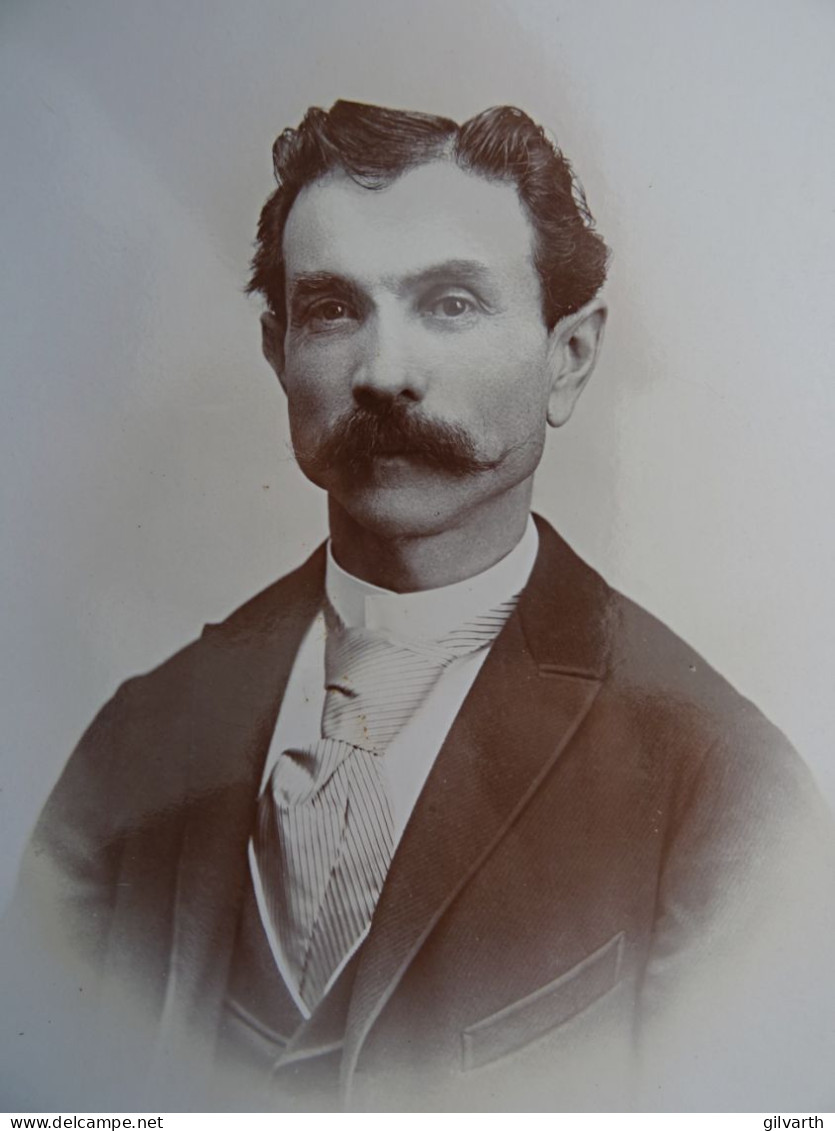 Photo Cabinet R. Garnier à Niort - Homme, Beau Portrait Nuage Ca 1890 L678 - Old (before 1900)