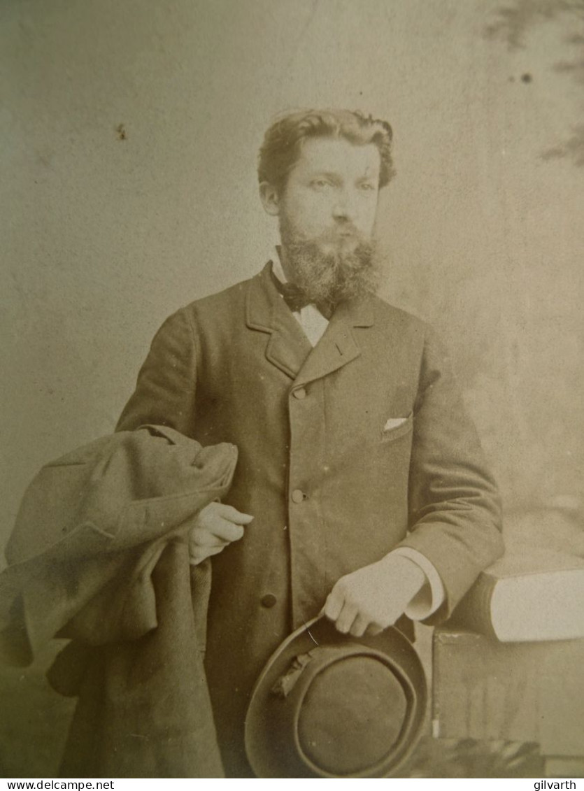 Photo Cabinet Legros, Paris - Homme Barbu, Manteau Au Bras Et Chapeau à La Main, Ca 1880-85 L678 - Old (before 1900)