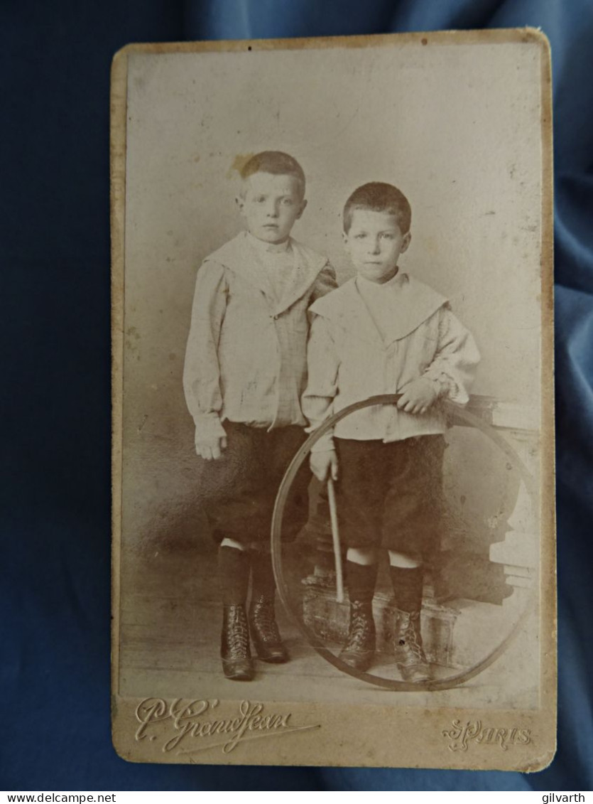 Photo Cdv Grandjean à Paris -  Deux Jeunes Garçons, Avec Cerceau, Cerceau, Ca 1890 L431 - Old (before 1900)