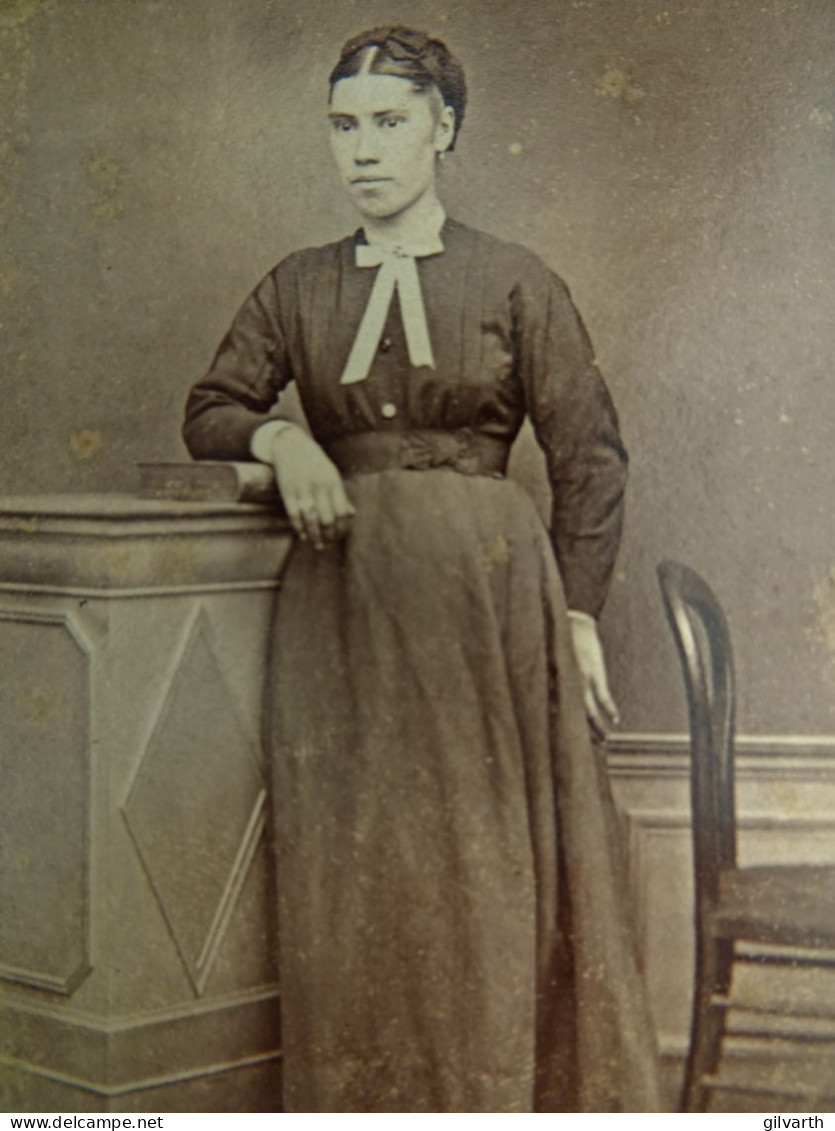 Photo Cdv Coutelas à La Ferté Milon - Jeune Femme En Pied, Second Empire Ca 1865 L431 - Old (before 1900)