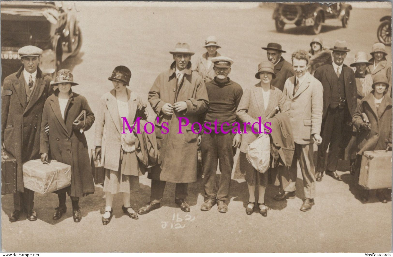 Social History Postcard - Signalman And A Group Of Holidaymakers DZ136 - Photographie