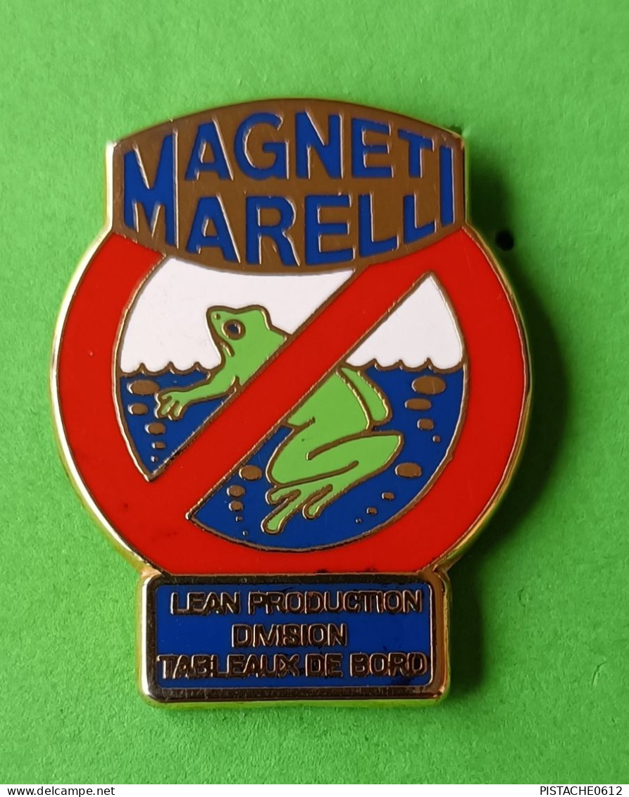 Pin's Magneti Marelli Lean Production Division Tableaux De Bord Grenouille Pièces De Rechange Automobile - Altri & Non Classificati