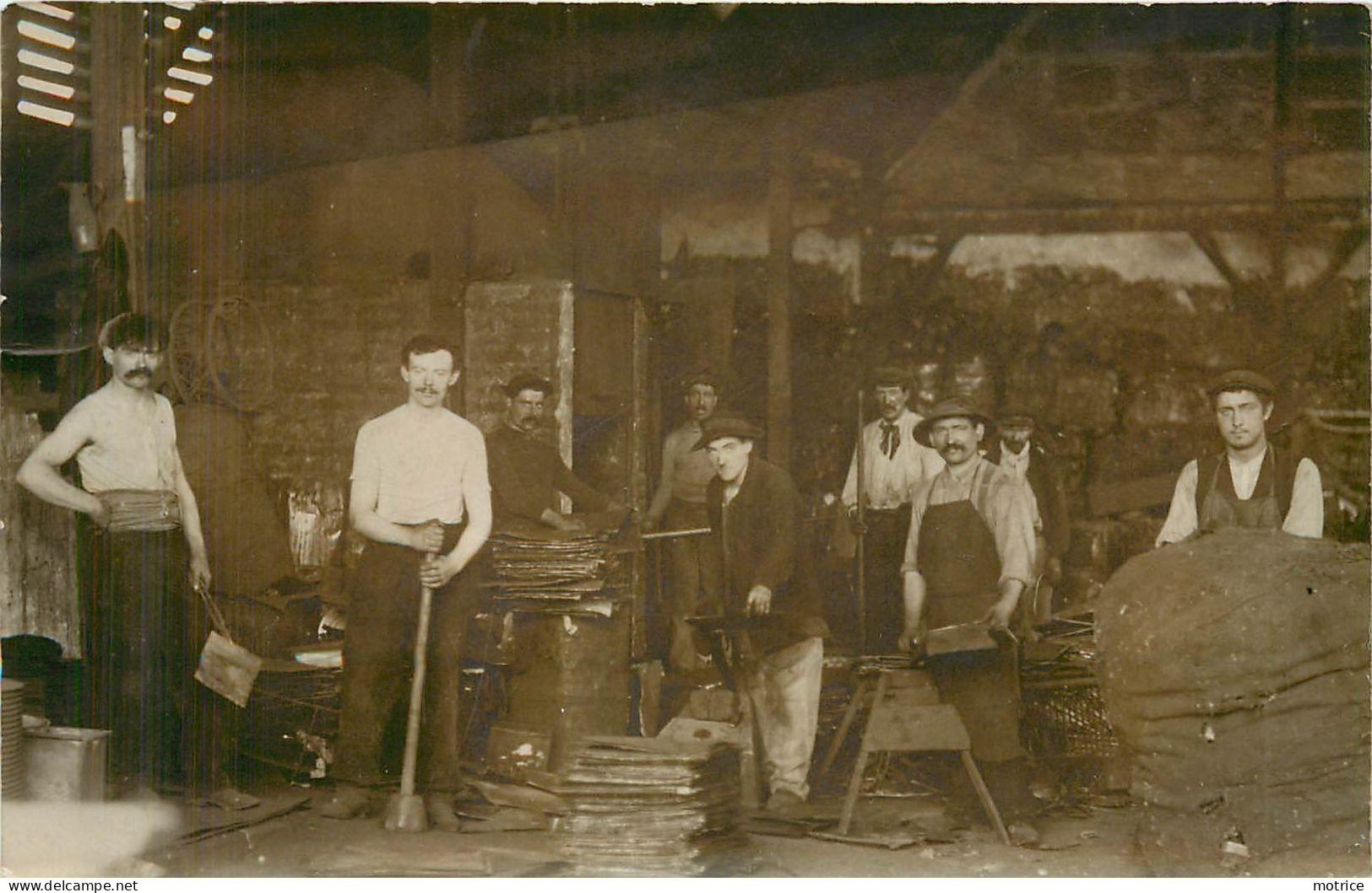 CARTE PHOTO - Découpe De Métal, Couverture Toitures, Cachet De Départ Montreuil Sous Bois. - Ambachten