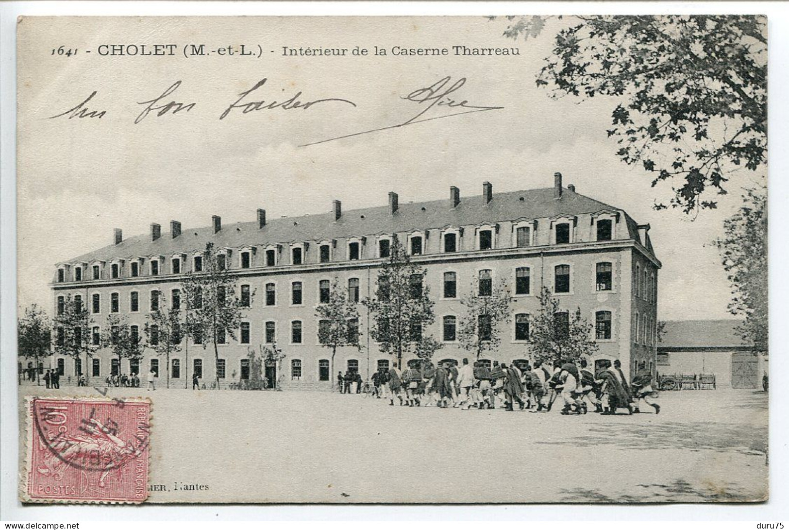 Militaria * CPA Voyagé * CHOLET Intérieur De La Caserne Tharreau ( Animée Groupe De Soldats ) - Casernas