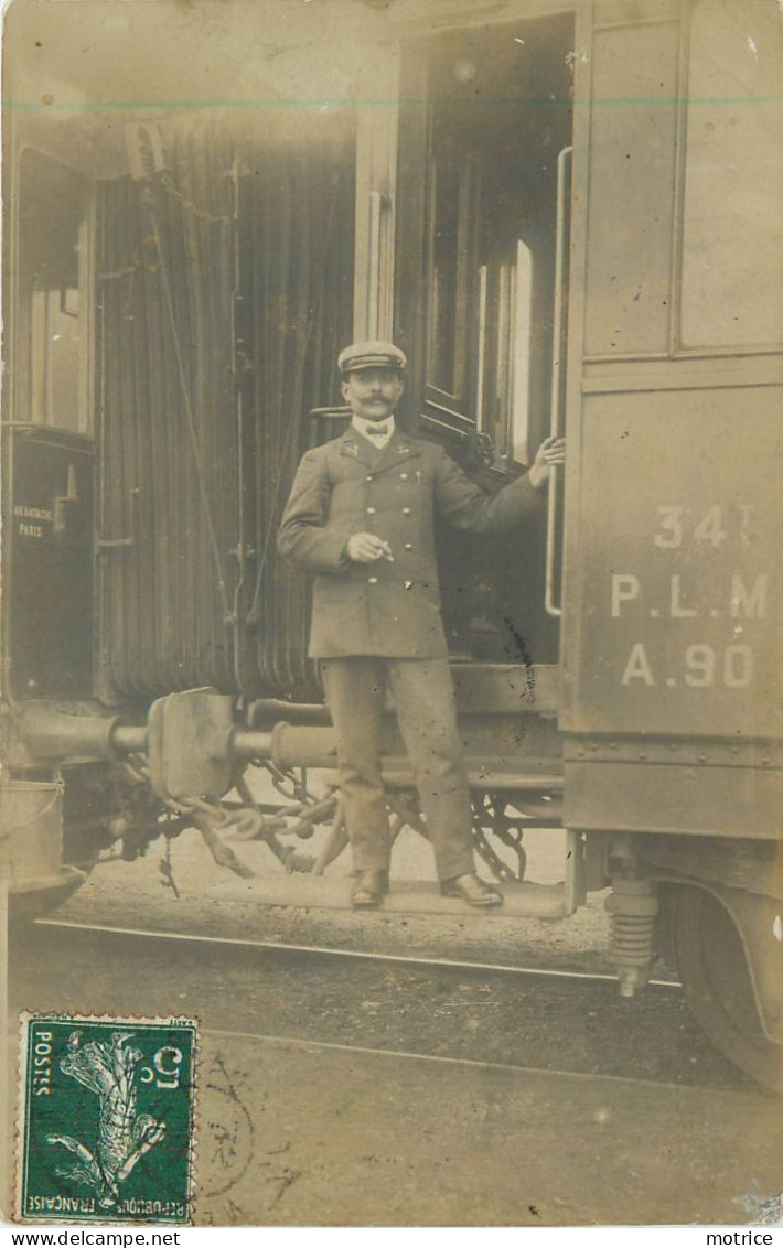 CARTE PHOTO -  Compagnie PLM, Un Membre Du Personnel, Vue à Situer. - Treinen