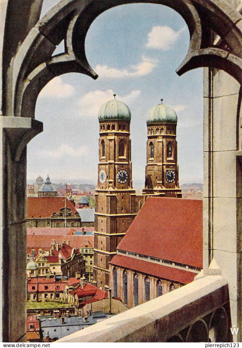 Münich - Vue Depuis Le Nouvel Hôtel De Ville Jusqu'à La Frauenkirche - Muenchen