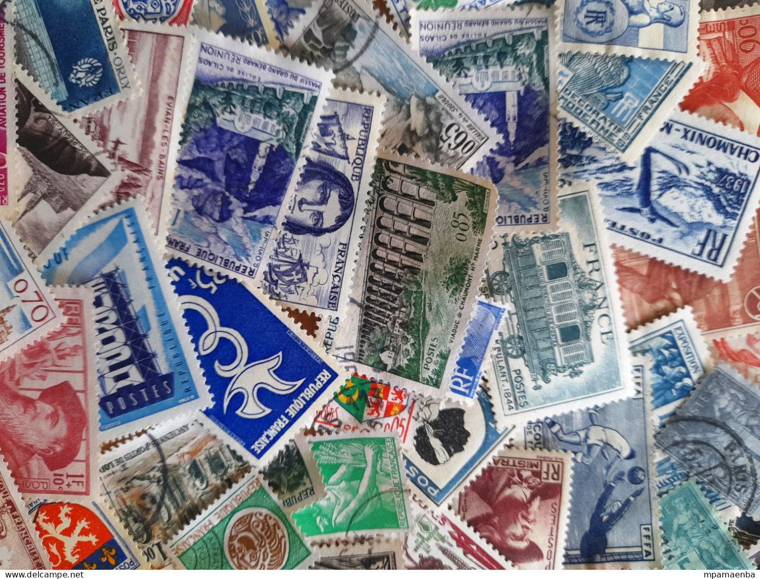 800 timbres français, oblitérés (60%), 40 % de timbres neufs (* *, * , NSG), lot très dense à dominante semi-classique.