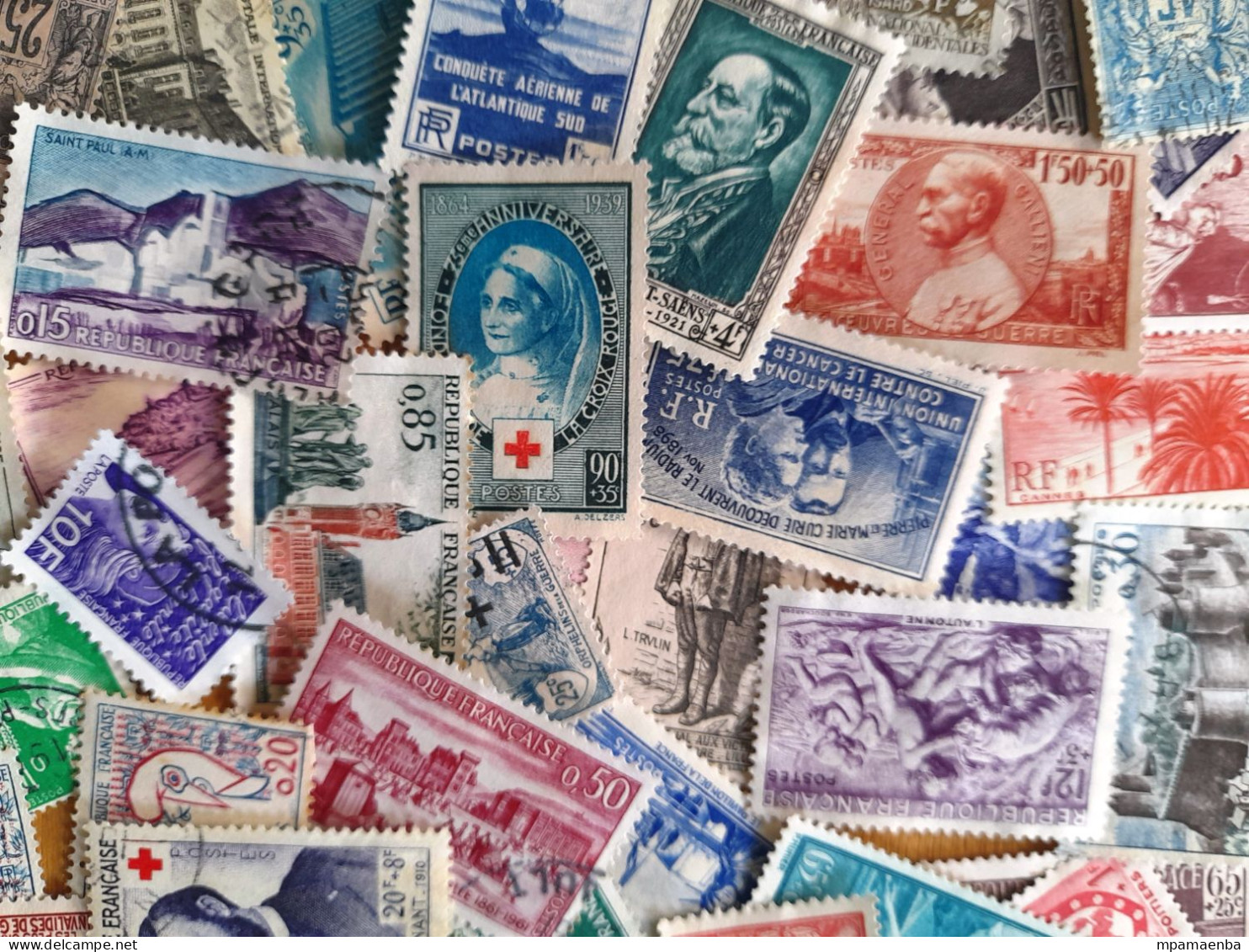 800 timbres français, oblitérés (60%), 40 % de timbres neufs (* *, * , NSG), lot très dense à dominante semi-classique.
