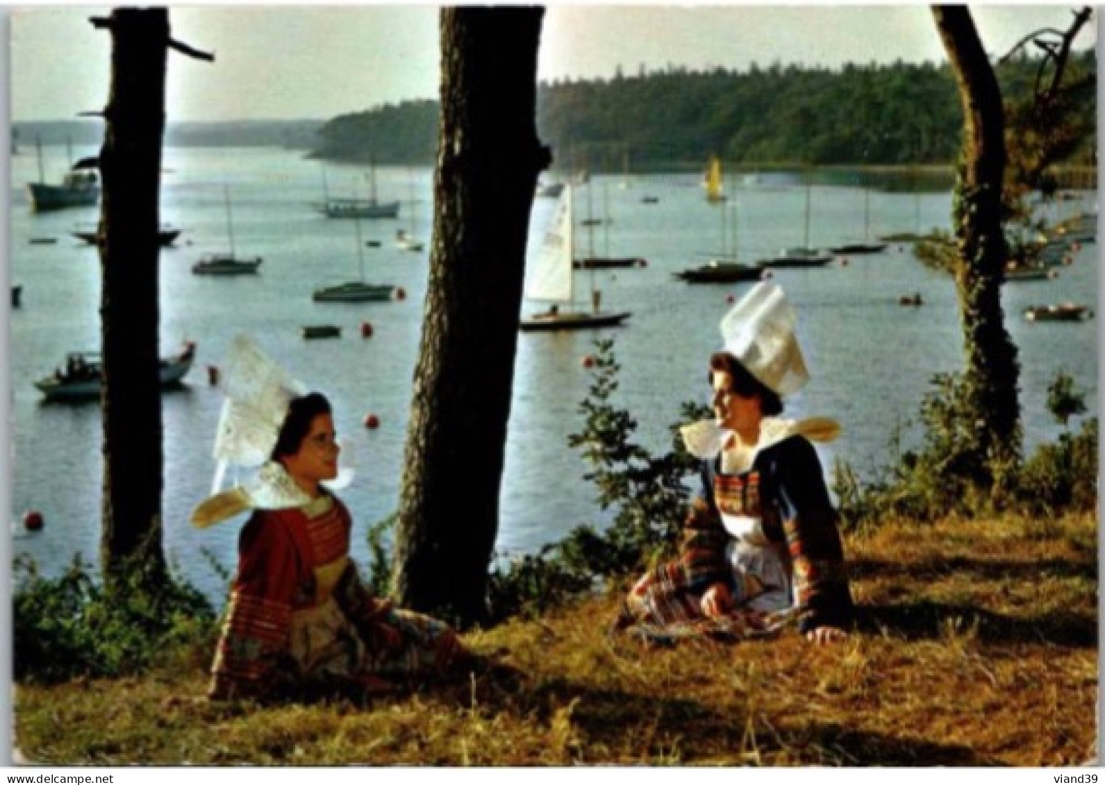 BRETAGNE. -   Costumes E Cornouaille Sur Les Bords De L'Oder. - Costumes