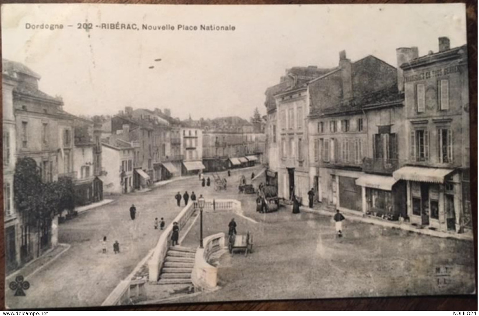 Cpa 24 Dordogne, Ribérac, Nouvelle Place Nationale, Animée, Enseignes Chaussures En Tous Genres, Dubut - Riberac