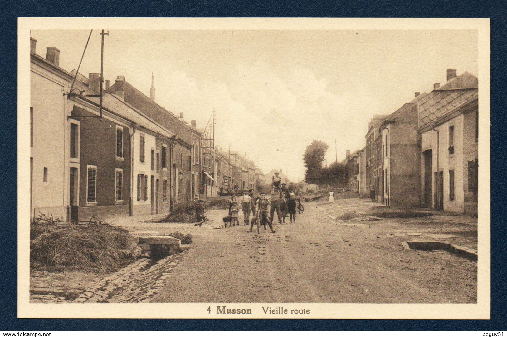 Signeulx ( Musson).  Vieille Route Vers Tellancourt. Groupe D'enfants En Pose. - Musson