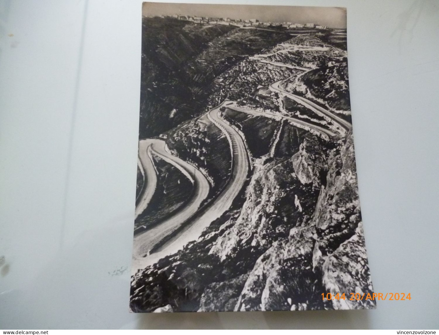 Cartolina Viaggiata "MONTE S. ANGELO Tortuosa E Suggestiva Strada Che Conduce Alla Città" 1957 - Foggia
