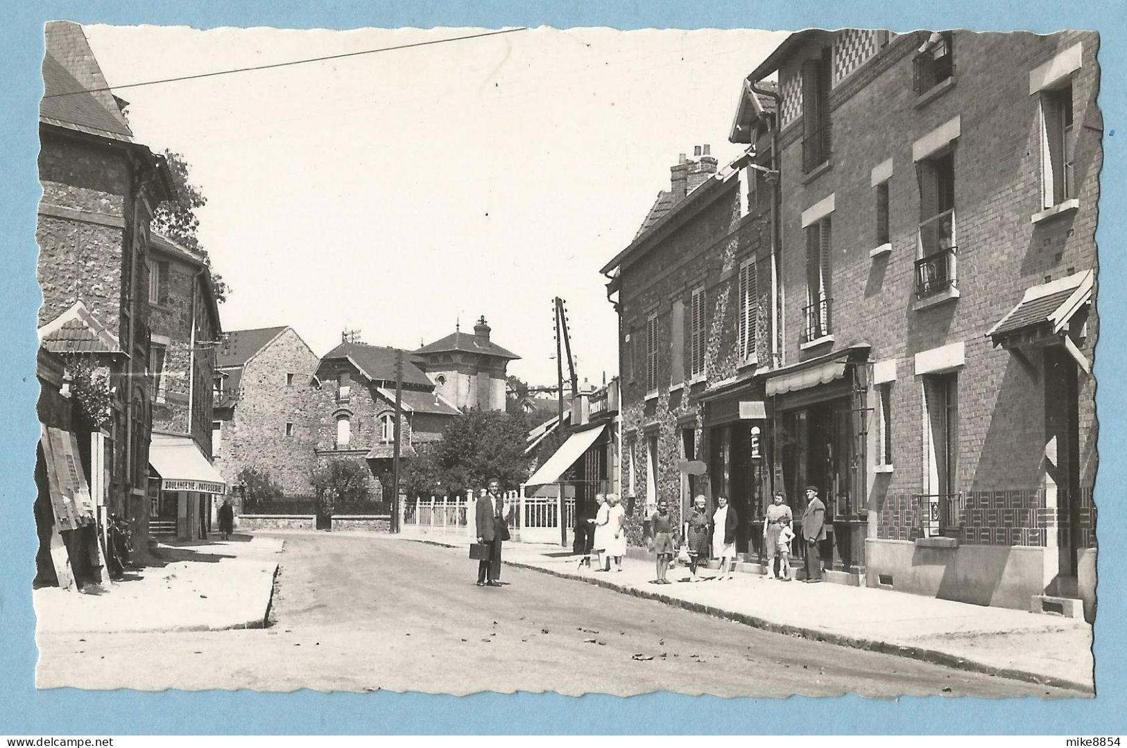 A077  CPSM    SAVIGNY-SUR-ORGE  (Seine-et-Oise)  Rue De La Poste - Boulangerie ...   Animée  +++++ - Savigny Sur Orge