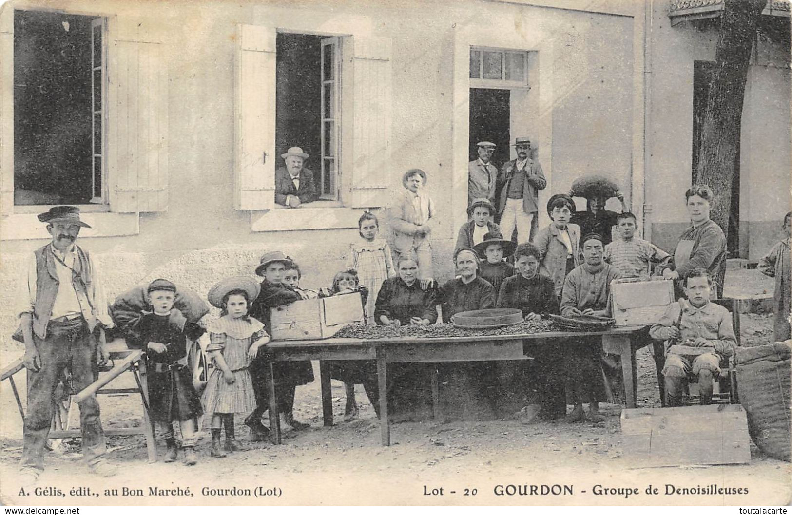 CPA 46 GOURDON GROUPE DE DENOISILLEUSES    Belle !   Rare - Gourdon