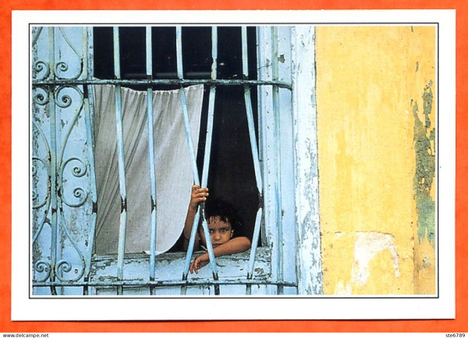 ANTILLES  CUBA Santiago Enfant à La Fenetre - Géographie