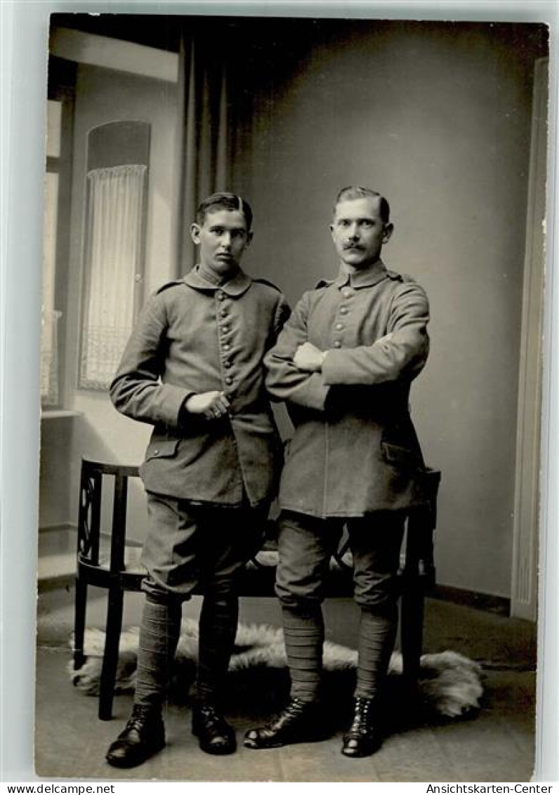 39804804 - Zwei Landser In Uniform Im Fotostudio - Guerre 1914-18