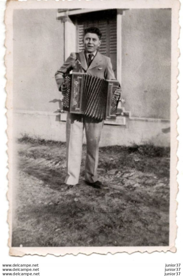 Photo D'un Jeune Accordéoniste - Personas Anónimos