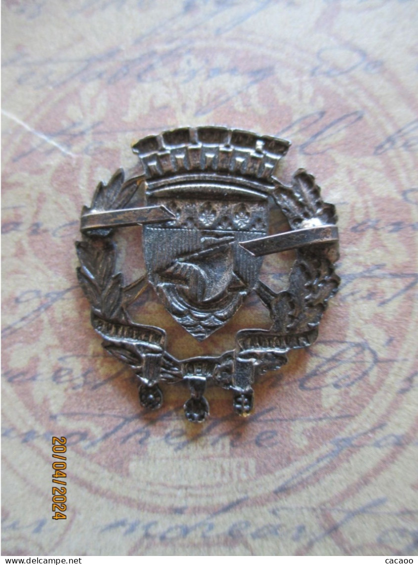 Ancien Insigne De Képi "Ville De PARIS" - Cascos