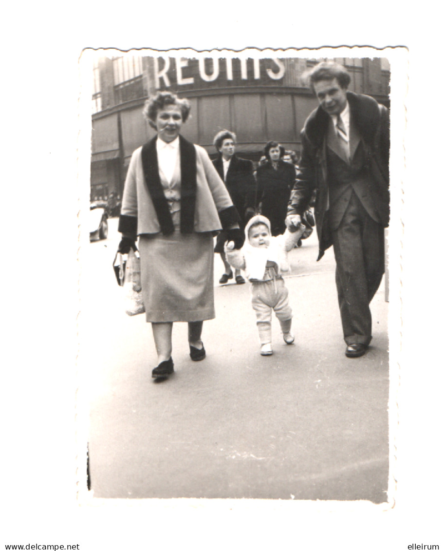 NANCY.  COUPLE Avec ENFANT Devant Les MAGASINS REUNIS. 1953. - Personas Anónimos