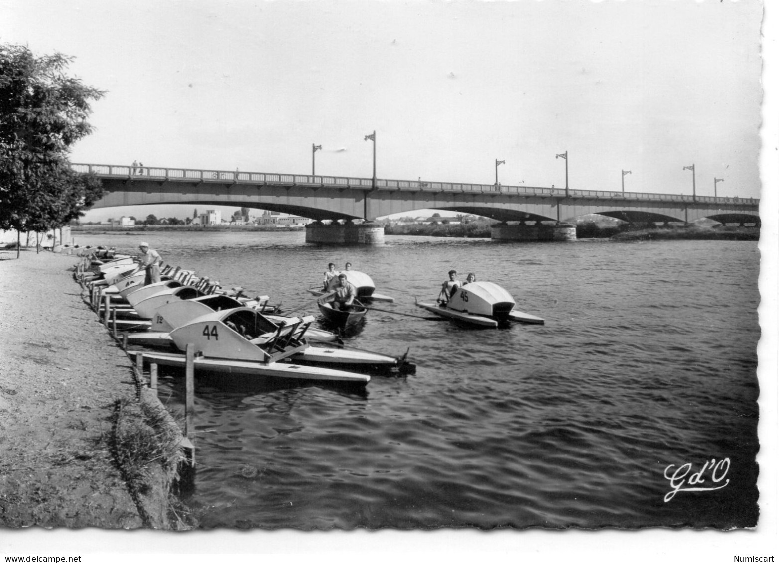 Vichy Animée Pédalos Canotage Sur L'Allier Pont De Bellerive - Vichy