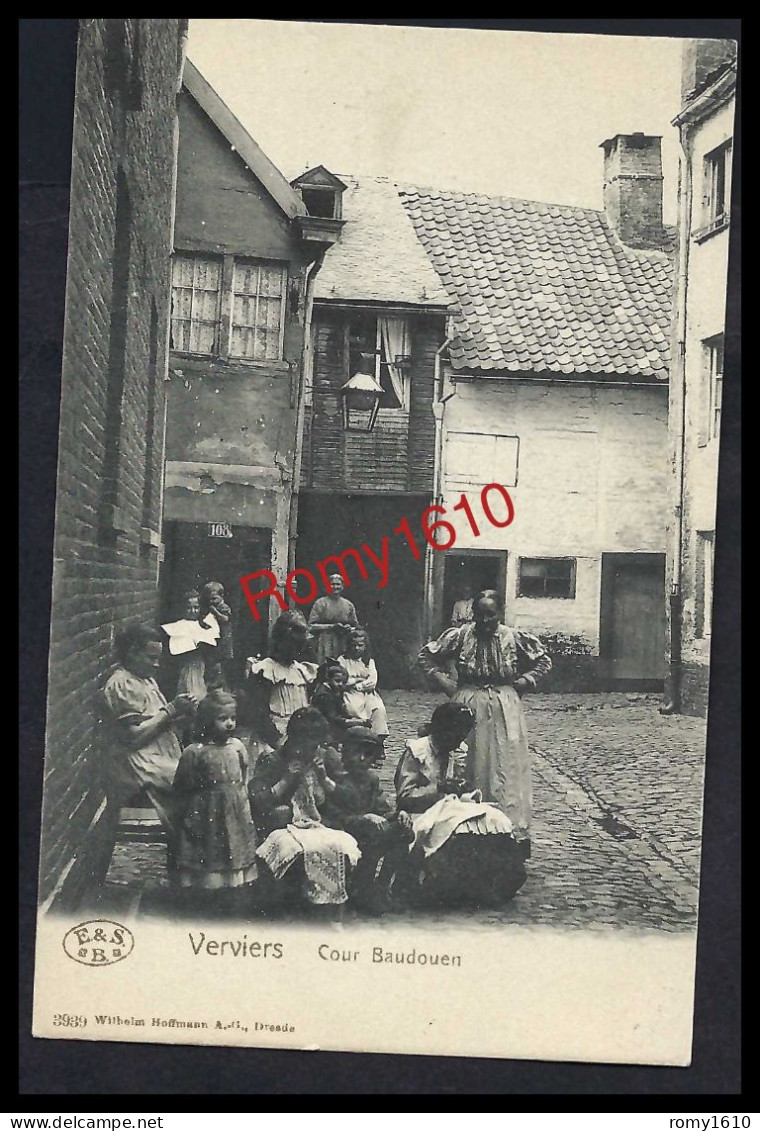 Verviers-  Dans La Cour Baudouen, On Apprend à Coudre, Tricoter, Crocheter... - Verviers