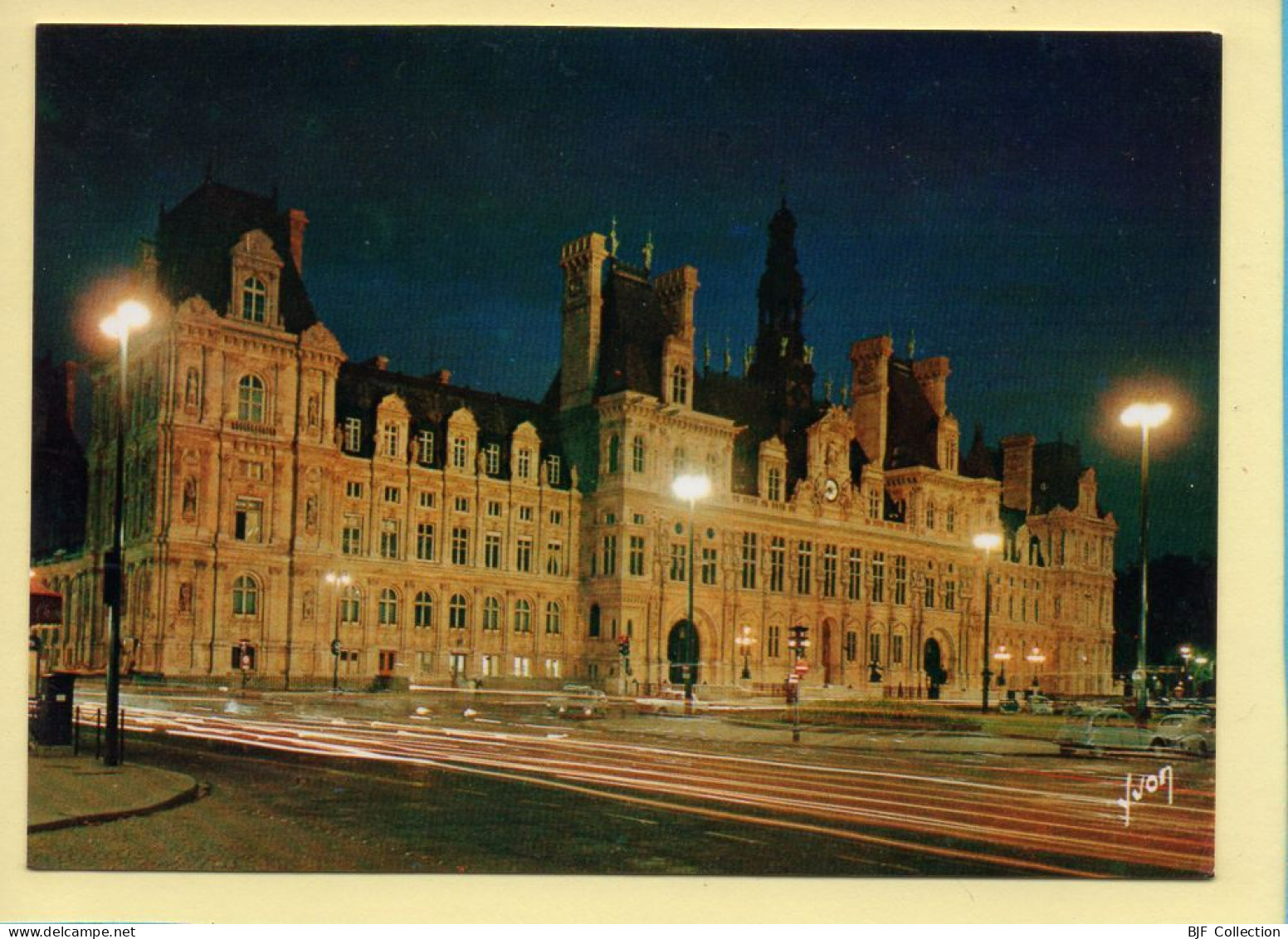 PARIS La Nuit : L'Hôtel De Ville Illuminée (voir Scan Recto/verso) - Parijs Bij Nacht