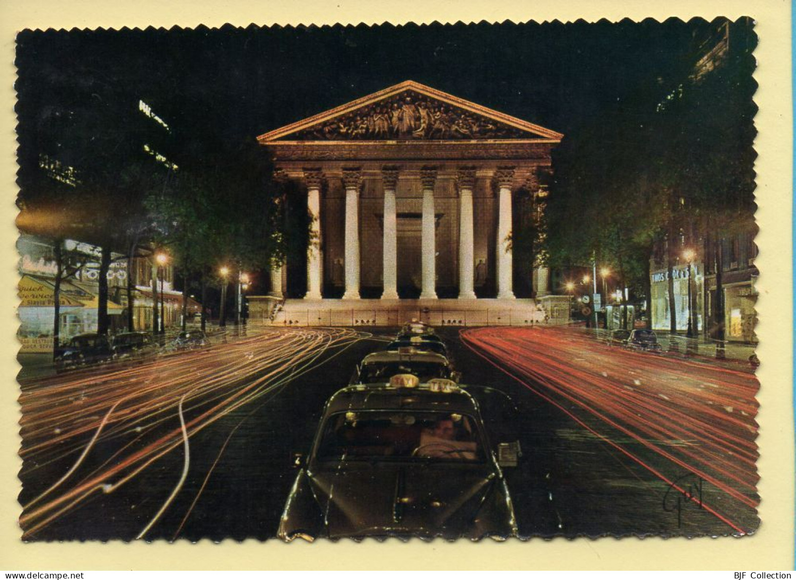 PARIS La Nuit : La Rue Royale Et L'église De La Madeleine / CPSM (voir Scan Recto/verso) - Parijs Bij Nacht