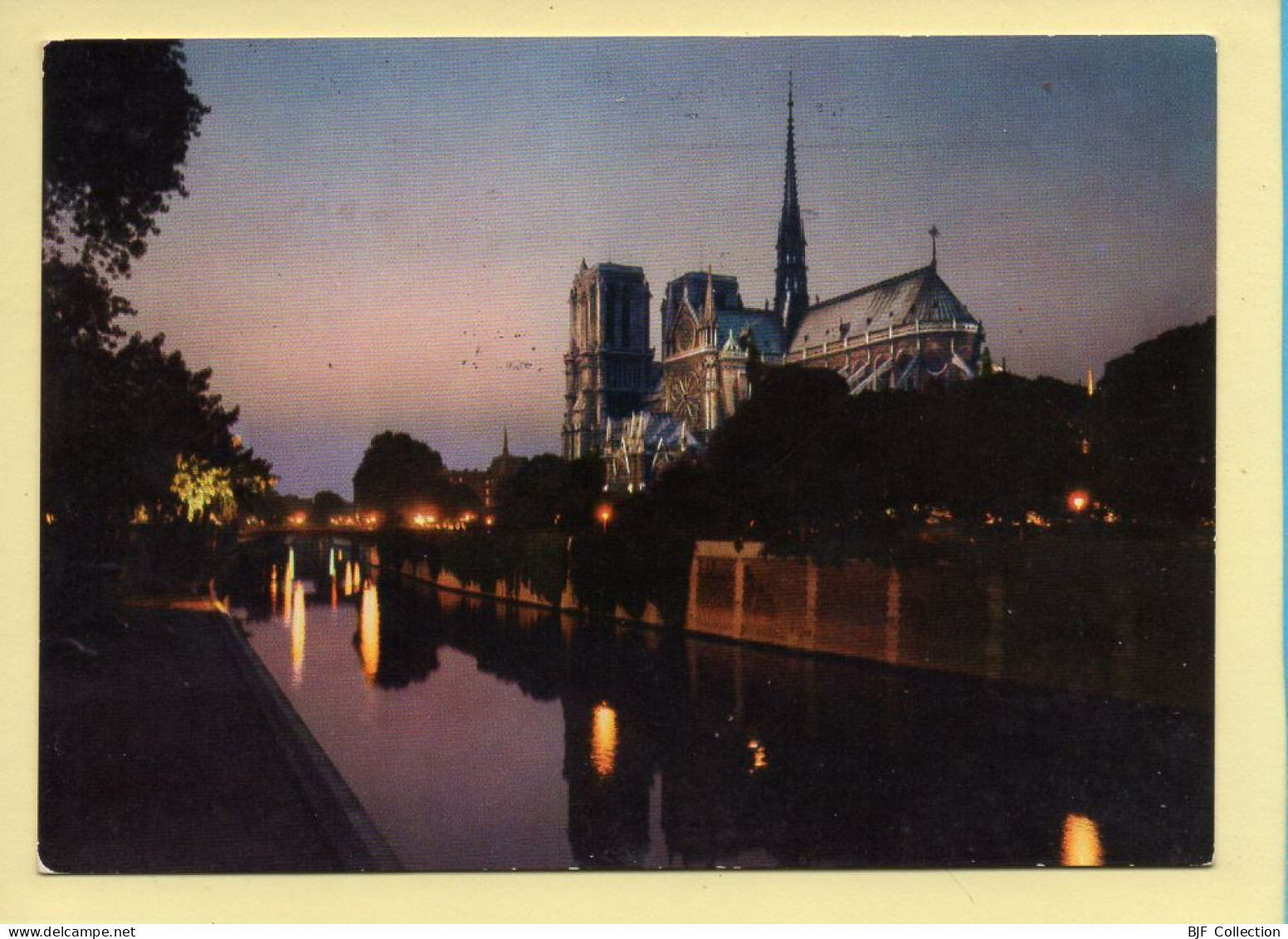 PARIS La Nuit : Notre-Dame De Paris Illuminée (voir Scan Recto/verso) - París La Noche