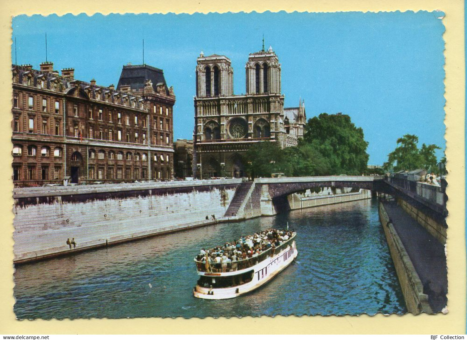 PARIS (04) Notre-Dame De Paris Et Le Bateau Mouche Parisien (animée) CPSM (voir Scan Recto/verso) - Arrondissement: 04