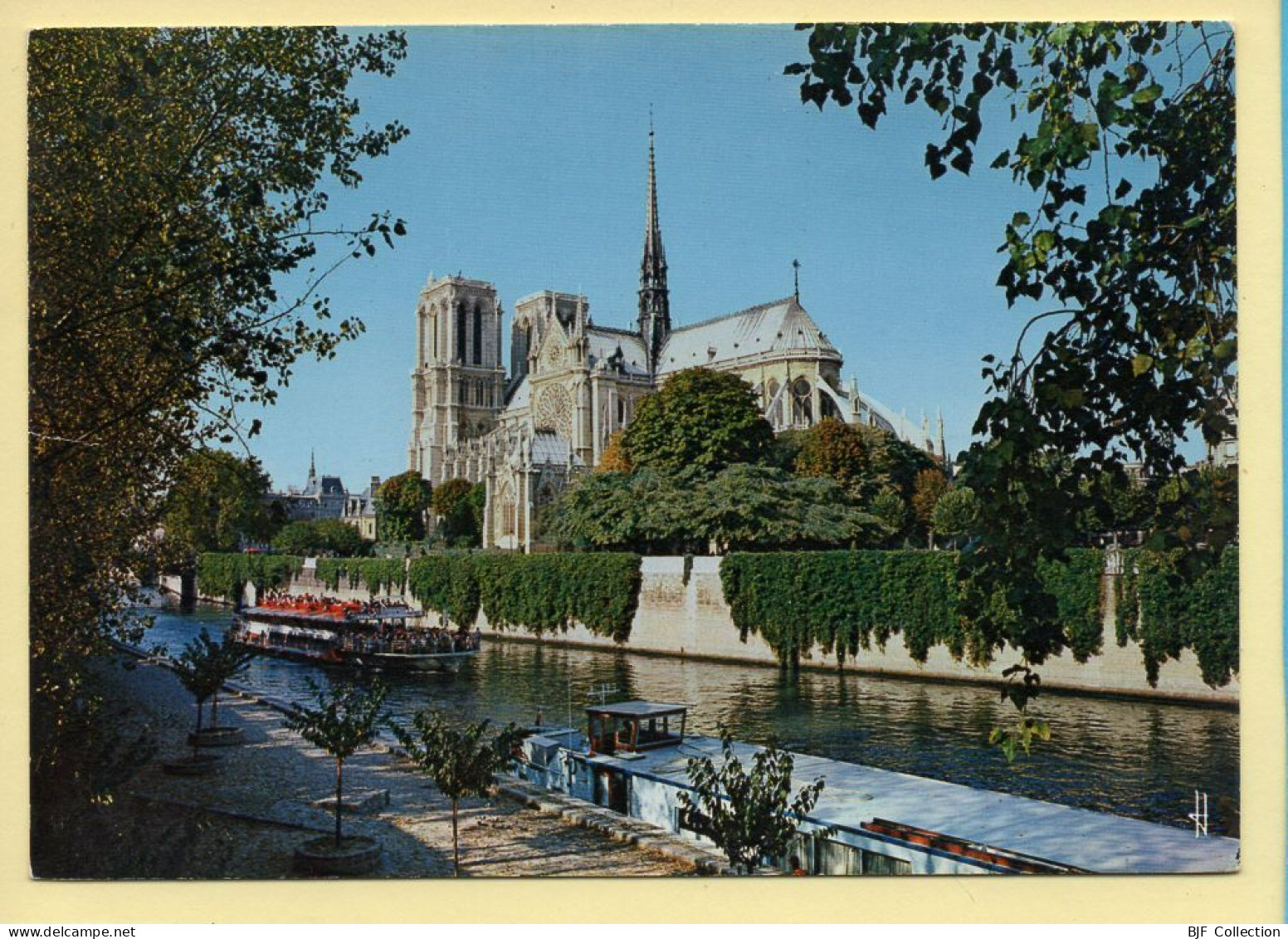 PARIS (04) La Cathédrale Notre-Dame / Bateaux (voir Scan Recto/verso) - Arrondissement: 04