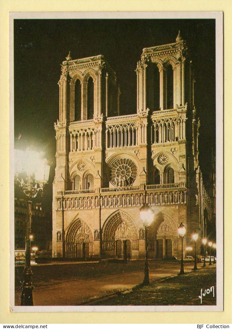 PARIS La Nuit : Notre-Dame Illuminé (voir Scan Recto/verso) - Paris By Night