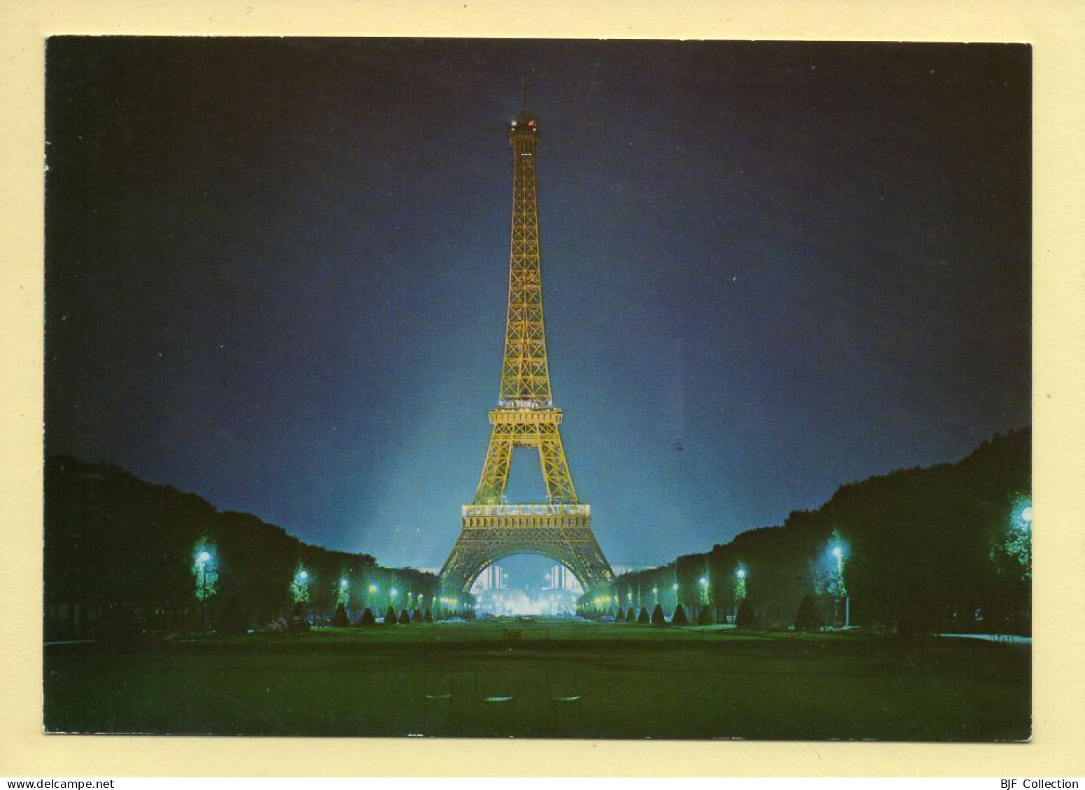 PARIS La Nuit : La Tour Eiffel Et Le Champ De Mars (voir Scan Recto/verso) - Paris By Night