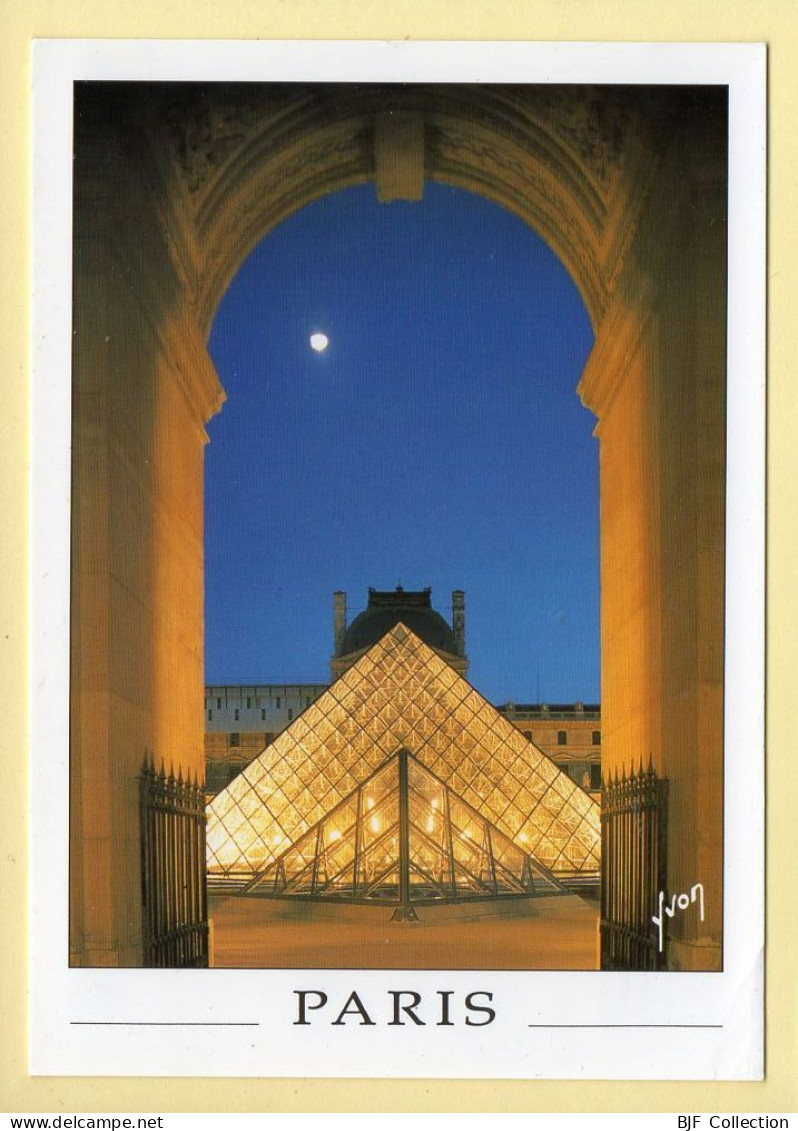 PARIS La Nuit : Grand Louvre / La Pyramide Illuminé (voir Scan Recto/verso) - Paris Bei Nacht