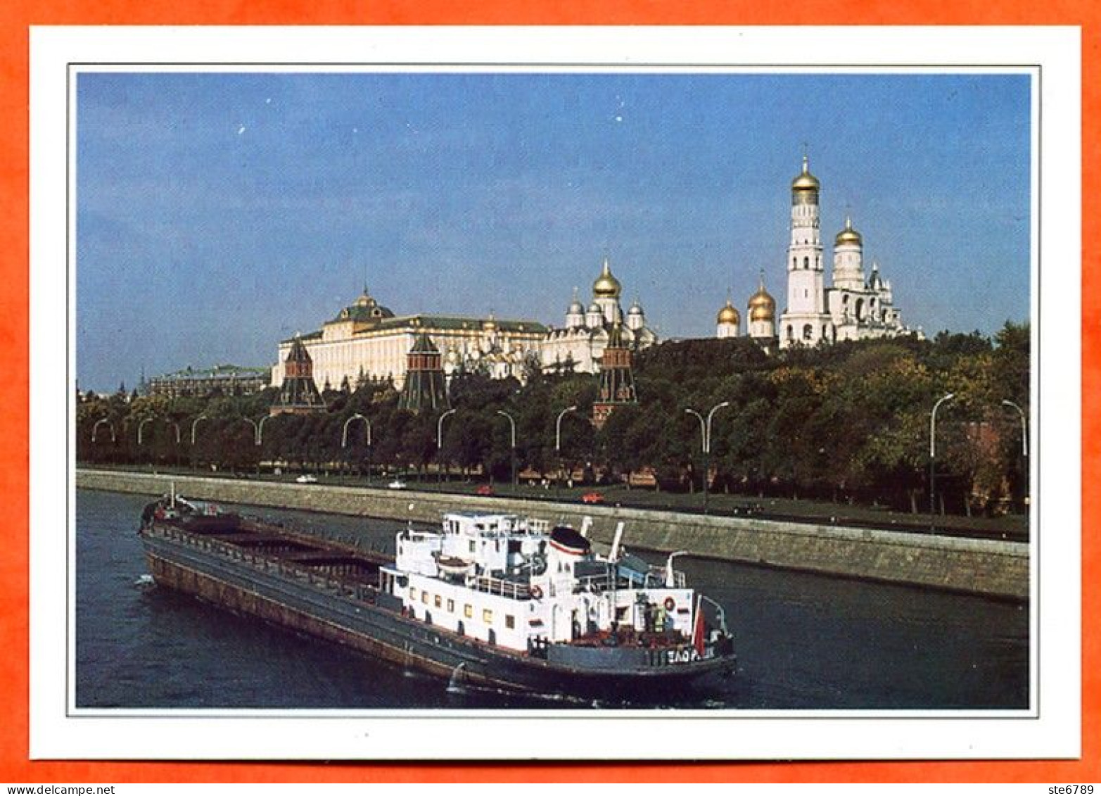 URSS CCCP  Moscou Le Kremlin Sur La Rive De La Moskova Péniche - Géographie