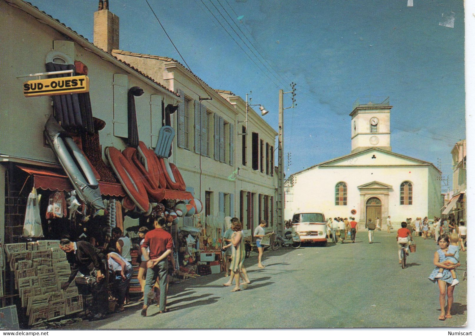 Ile De Ré Animée Le Bois Eglise Commerce Cycliste Camionnette - Ile De Ré