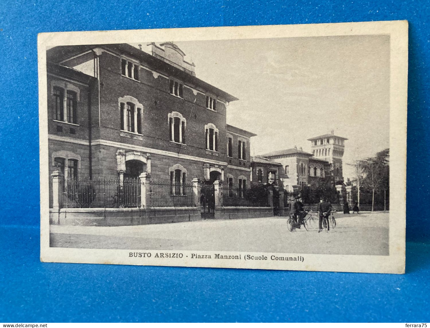 CARTOLINA BUSTO ARSIZIO PIAZZA MANZONI SCUOLE COMUNALI VIAGGIATA 1941. - Varese