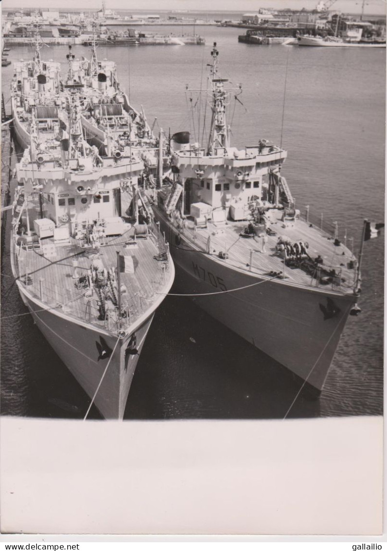 PHOTO REMISE DE 4 DRAGUEURS DE MINES A LA FRANCE A CHERBOURG VEGA ALTEBARAN ALGOL ET REGULUS - Bateaux