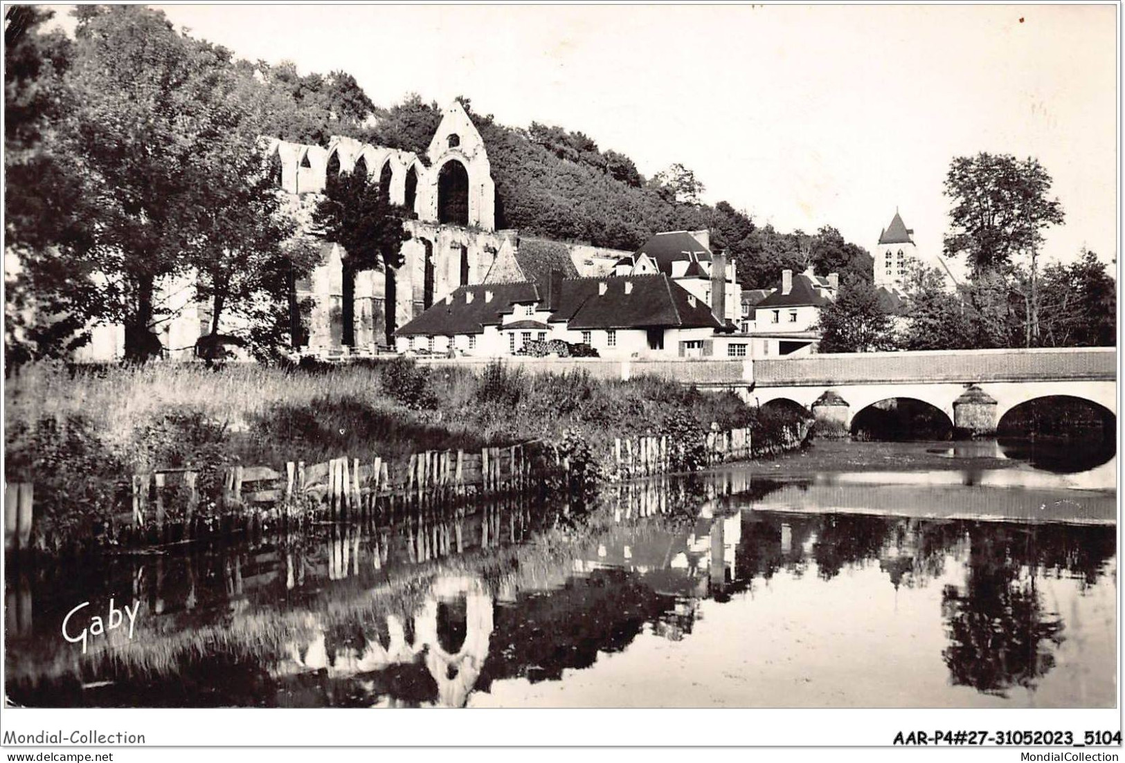 AARP4-0306 - BEAUMONT-LE-ROGER - Ruines De L'Abbaye - Le Pont De L'Etang Et Clocher De L'Eglise Saint-Nicolas - Beaumont-le-Roger