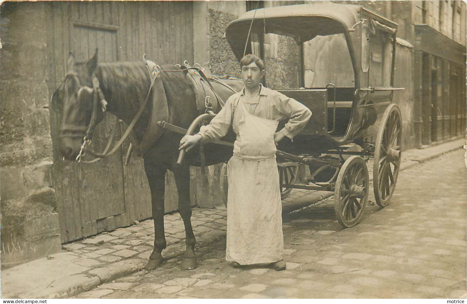 CARTE PHOTO - Un Boucher Attelage. - Kunsthandwerk