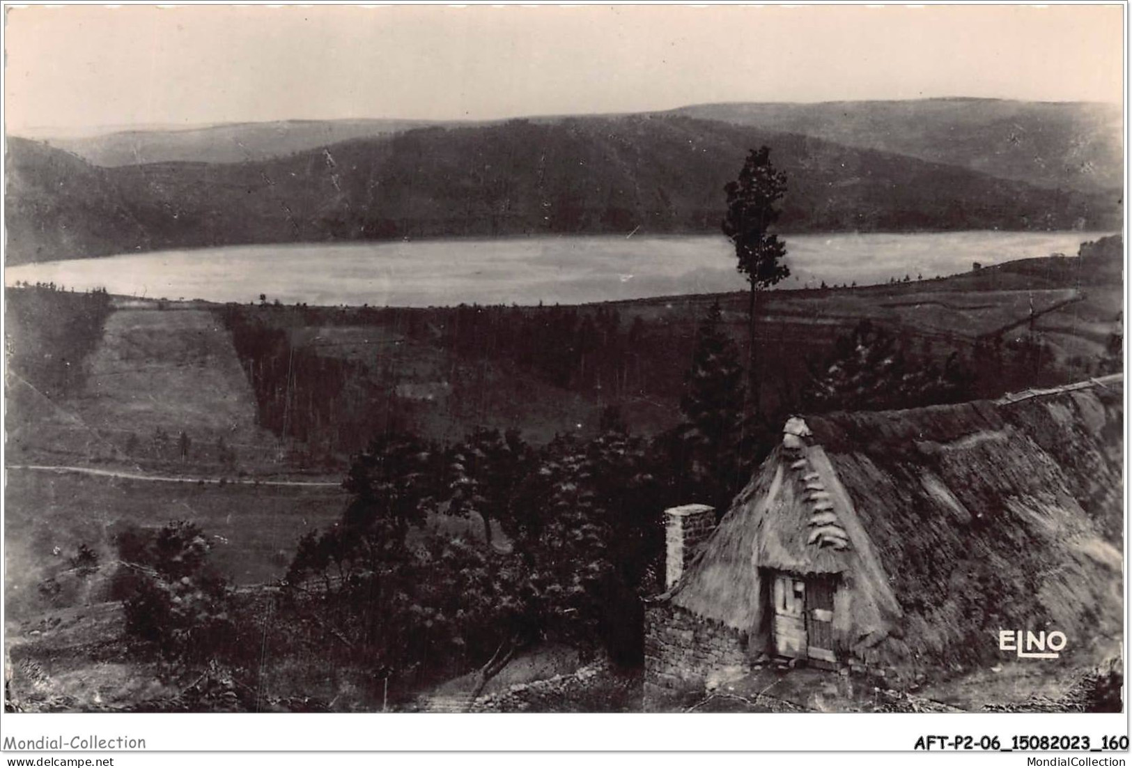 AFTP2-07-0181 - Lac D'issarlès - Vue Panoramique - En Premier Plan Vieille Chaumiere Au Toit De Chaume - Largentiere