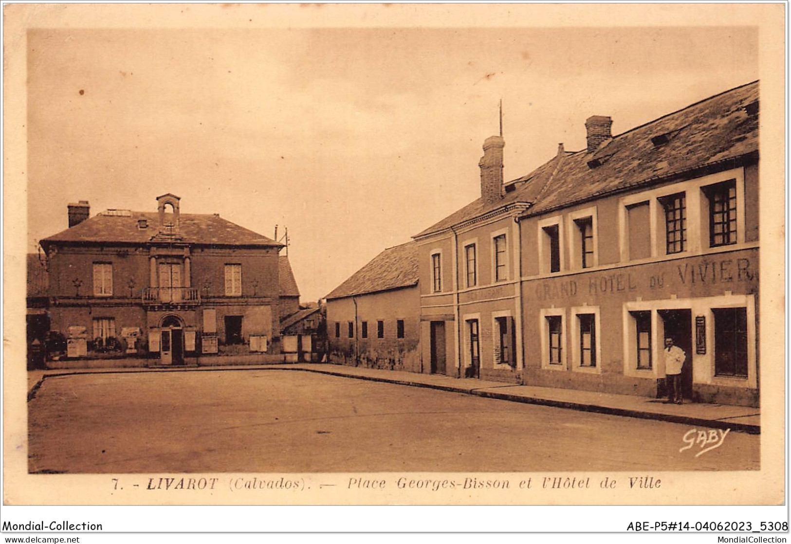 ABEP5-14-0373 - LIVAROT - Place Georges-Bisson Et L'Hôtel De Ville - Livarot