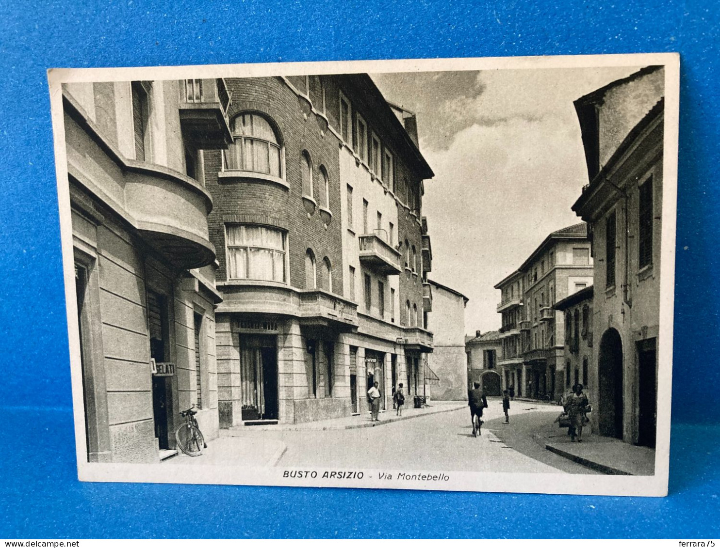 CARTOLINA BUSTO ARSIZIO  VIA MONTEBELLO ANIMATA NON VIAGGIATA. - Varese