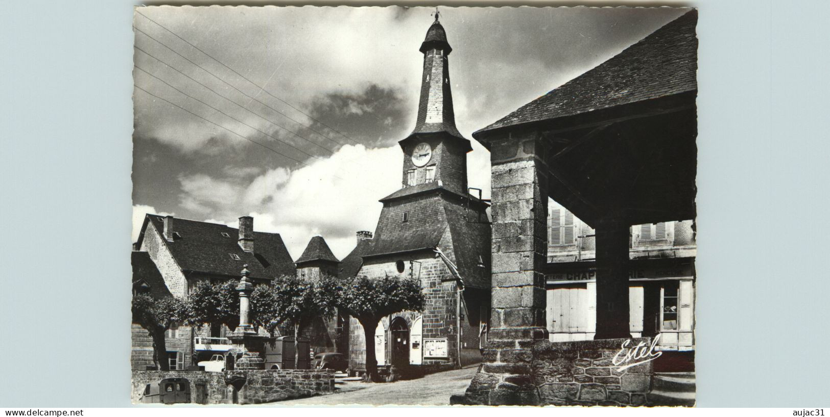 Dép 19 - Voitures - Automobile - Treignac - La Mairie - La Vieille Chapelle De N.D. De La Paix Et Les Anciennes Halles - Treignac