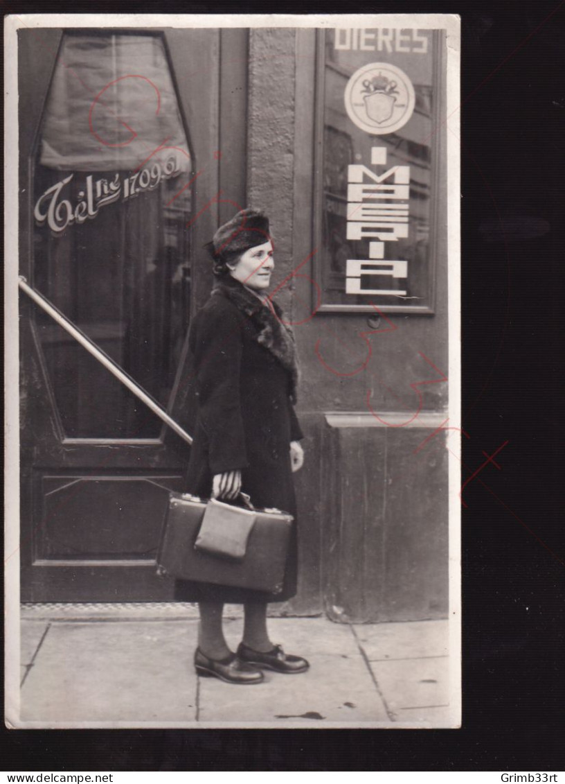 Femme Devant Un Café - Bieres Imperial - Fotokaart - Photographie